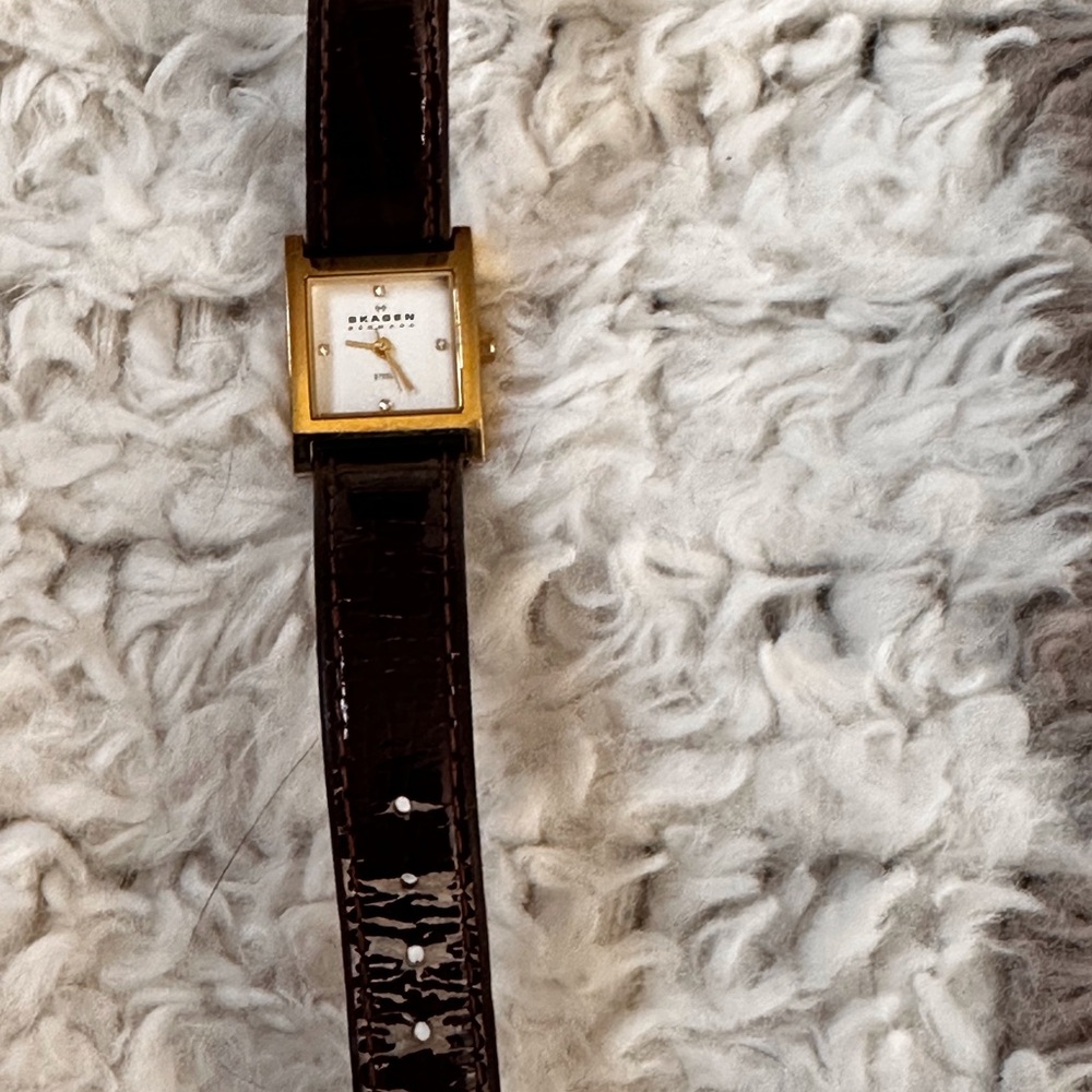 Skagen vintage Brown Leather with Swarovski crystals at 12,3,6,9. O’clock Watch